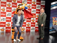 ミルクボーイ駒場にスカーフを巻くトニー・ザ・タイガー。