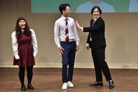 オープニングの（左から）ゆにばーす、トンツカタン菅原。