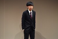 トンツカタンのコントに出演する森本。