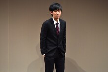 トンツカタンのコントに出演する森本。