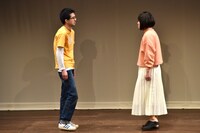 トンツカタンのコントに出演する（左から）櫻田と菅原。