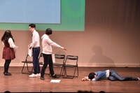 Twitter投稿を掘り起こされてステージに崩れ落ちるトンツカタン森本（右端）。