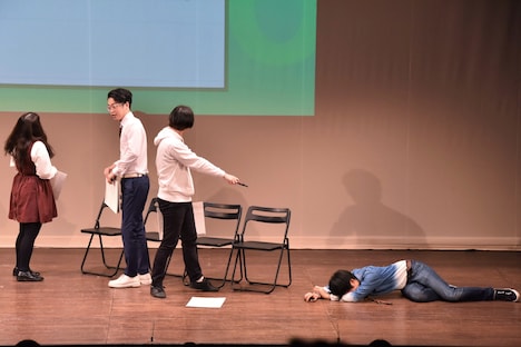 Twitter投稿を掘り起こされてステージに崩れ落ちるトンツカタン森本（右端）。