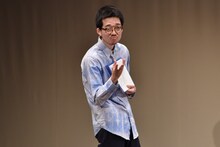 企画で進行役を務めるトンツカタン櫻田。