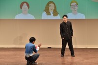 ゆにばーす川瀬名人（右）がトンツカタン森本に演技指導を受ける様子。