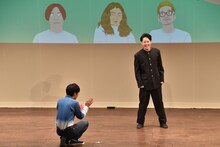 ゆにばーす川瀬名人（右）がトンツカタン森本に演技指導を受ける様子。