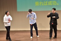 けん玉に挑む様子。