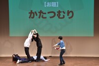 組体操の「かたつむり」を想像する様子。