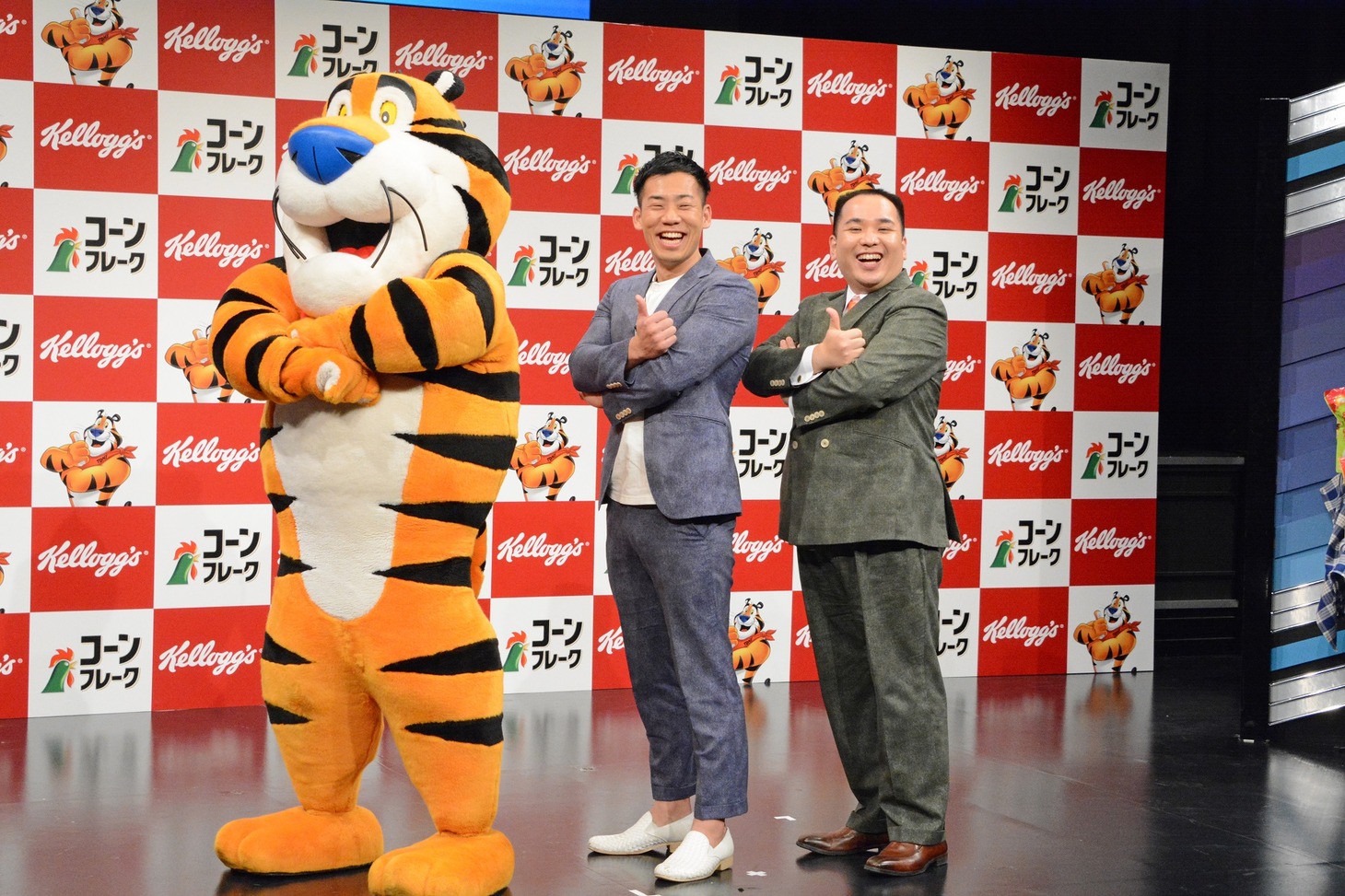 念願の対面を果たし、笑顔でポーズを決める（左から）トニー・ザ・タイガー、ミルクボーイ。
