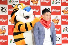 ミルクボーイ駒場にスカーフを巻くトニー・ザ・タイガー。