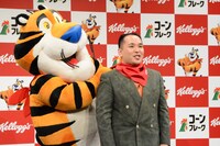 ミルクボーイ内海にスカーフを巻くトニー・ザ・タイガー。