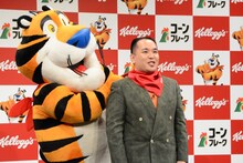 ミルクボーイ内海にスカーフを巻くトニー・ザ・タイガー。