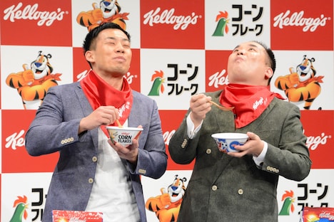 コーンフロスティを試食するミルクボーイ。