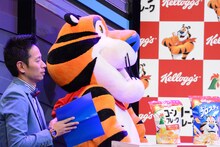 ミルクボーイの漫才を見るトニー・ザ・タイガー。