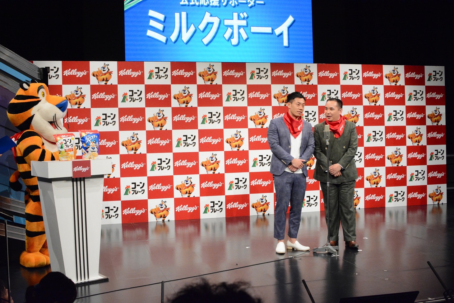 漫才を披露するミルクボーイ。