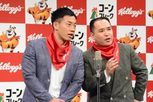 漫才を披露するミルクボーイ。