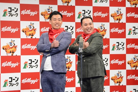 漫才の最後にポーズを決めるミルクボーイ。