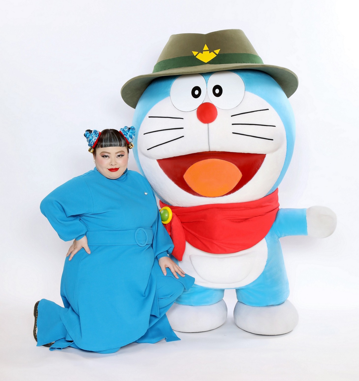 渡辺直美（左）とドラえもん（右）。