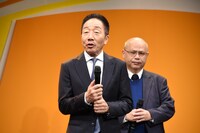 中田カウス（左）、漫才作家の大池晶氏。