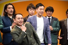 ポーズを決めるミルクボーイ。