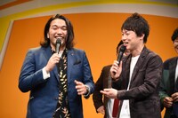 「上方漫才協会大賞」を獲って大阪の市バスや地下鉄がタダになった、と嘘をつく見取り図・盛山（左）。