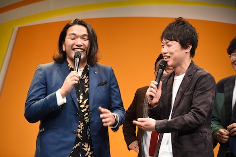 「上方漫才協会大賞」を獲って大阪の市バスや地下鉄がタダになった、と嘘をつく見取り図・盛山（左）。