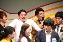 ブラゴーリ（後列左から2人目と3人目）