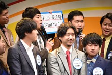 令和ロマン（後列左から2人目と3人目）は芸歴2年目。