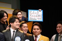 大阪で活動していた9番街レトロ（後列2人）。