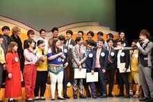 ぼる塾・田辺に「引退したキャッツアイ？」と尋ねるアインシュタイン河井（右端）。