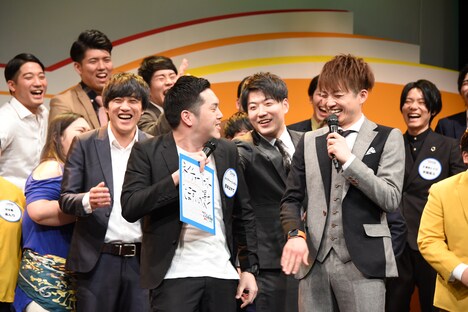 ネイチャーバーガー笹本（左）と掛け合いを繰り広げるアインシュタイン河井（右）。