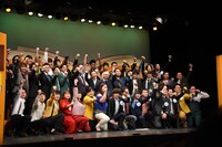 アインシュタイン稲田の号令で気合いを入れる6年目以下のメンバーたち。