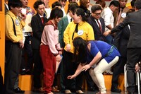 フォトセッション時にかかんでいたため、うまく立てなくなるぼる塾・田辺。