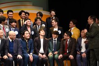 ミルクボーイ内海から「角刈りになりそう」と言われたラタタッタ渡辺（中段左から3人目）。