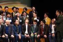 ミルクボーイ内海から「角刈りになりそう」と言われたラタタッタ渡辺（中段左から3人目）。