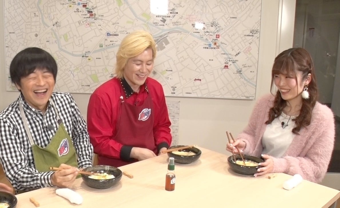 「家事ヤロウ!!!」で女子寮を訪れる（左から）バカリズム、メイプル超合金カズレーザー。(c)テレビ朝日