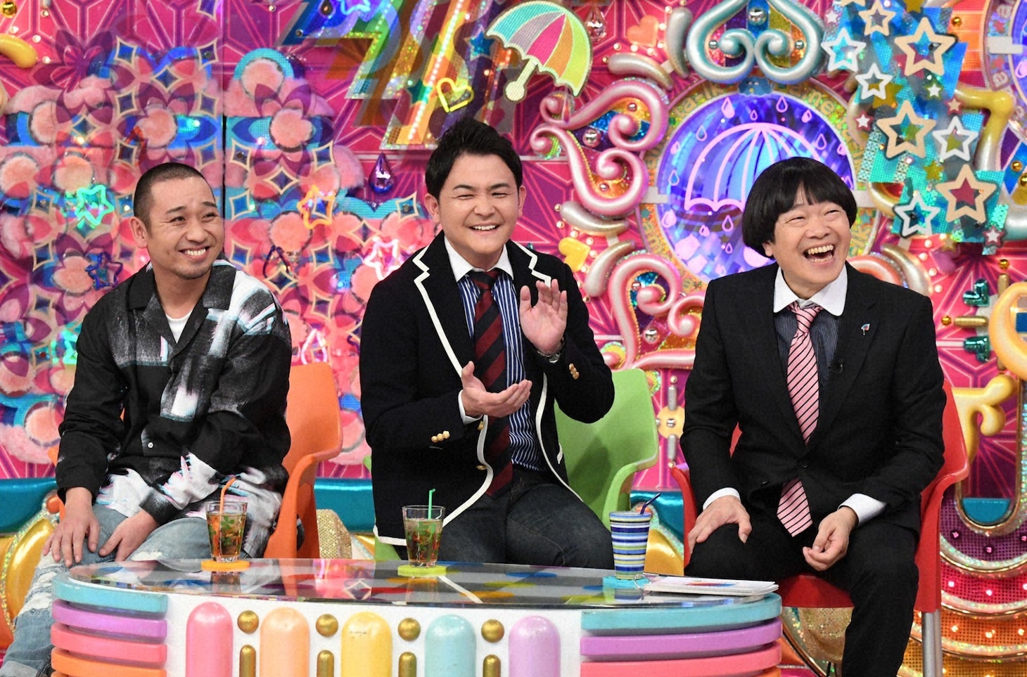 （左から）千鳥、蛍原徹。(c)テレビ朝日
