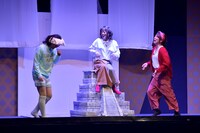 コント「カフェ女子ババア」のワンシーン。