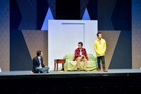 コント「三兄弟」のワンシーン。