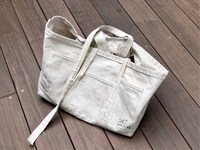 JARTの作品「ひったくられ続けるバッグ」。