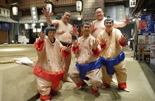 「極上空間 ～小さなクルマ、大きな未来。～」で東京・両国を訪れ、力士の着ぐるみを着て元力士と対決する）手前左からどんぐり、コロコロチキチキペッパーズ。(c)BS朝日