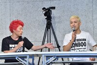 記者会見中のロンドンブーツ1号2号。