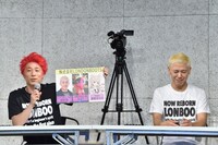 淳（左）が社長を務める株式会社LONDONBOOTSの所属タレントを紹介し、亮（右）が苦笑した場面。