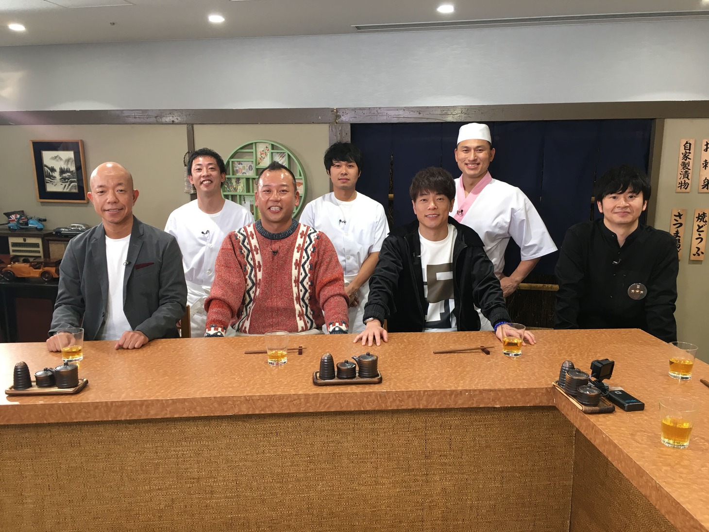 「あちこちオードリー～春日の店あいてますよ？～」に出演するバイきんぐ、陣内智則（前列左から）。