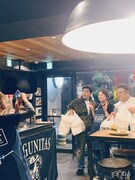 ハンバーガー100個を購入し、店員と記念撮影するサンドウィッチマン。