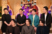スタジオ出演する霜降り明星（後列右）ら。(c)TBS