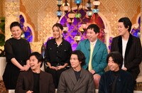 スタジオ出演する霜降り明星（後列右）ら。(c)TBS