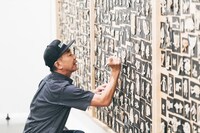 「木梨憲武展 Timing -瞬間の光り-」アーティスト写真 撮影：杉田裕一 (c)NORITAKE KINASHI