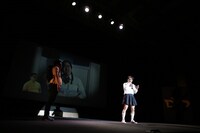 「イチゴのショートケーキ」を歌う（左から）如月マロン、ごろうさん。