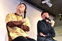 子供の頃に撮影された自分の写真の表情やポーズを再現する和牛・水田（左）。